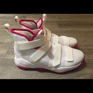 lebron soldier 11 breast cancer